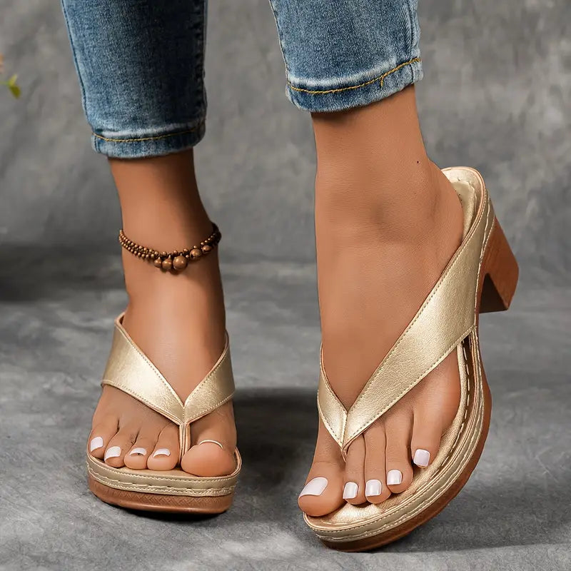 Elegante goldene Damen Sandalen an den Füssen getragen