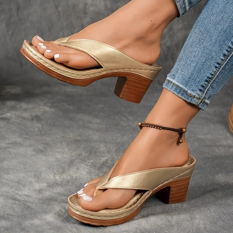 Seitenansicht der bequemen goldenen Sandalen für Damen