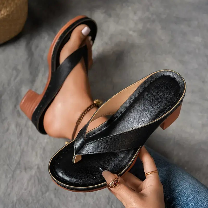 Bequeme Sommerschuhe für Damen im stilvollen Design mit verstellbaren Riemen.