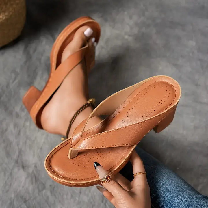 Schicke Damenmode Sandale mit weicher Sohle und modernem Look.