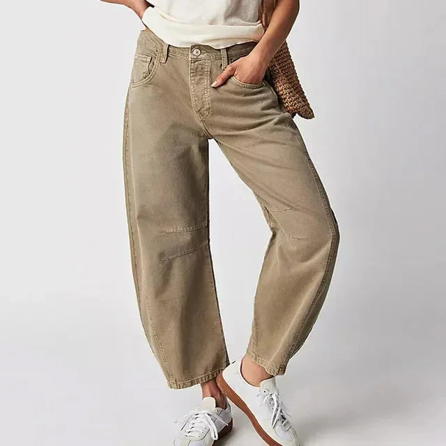 Damen weite Beinform Jeans in Beige kombiniert mit Sneakers