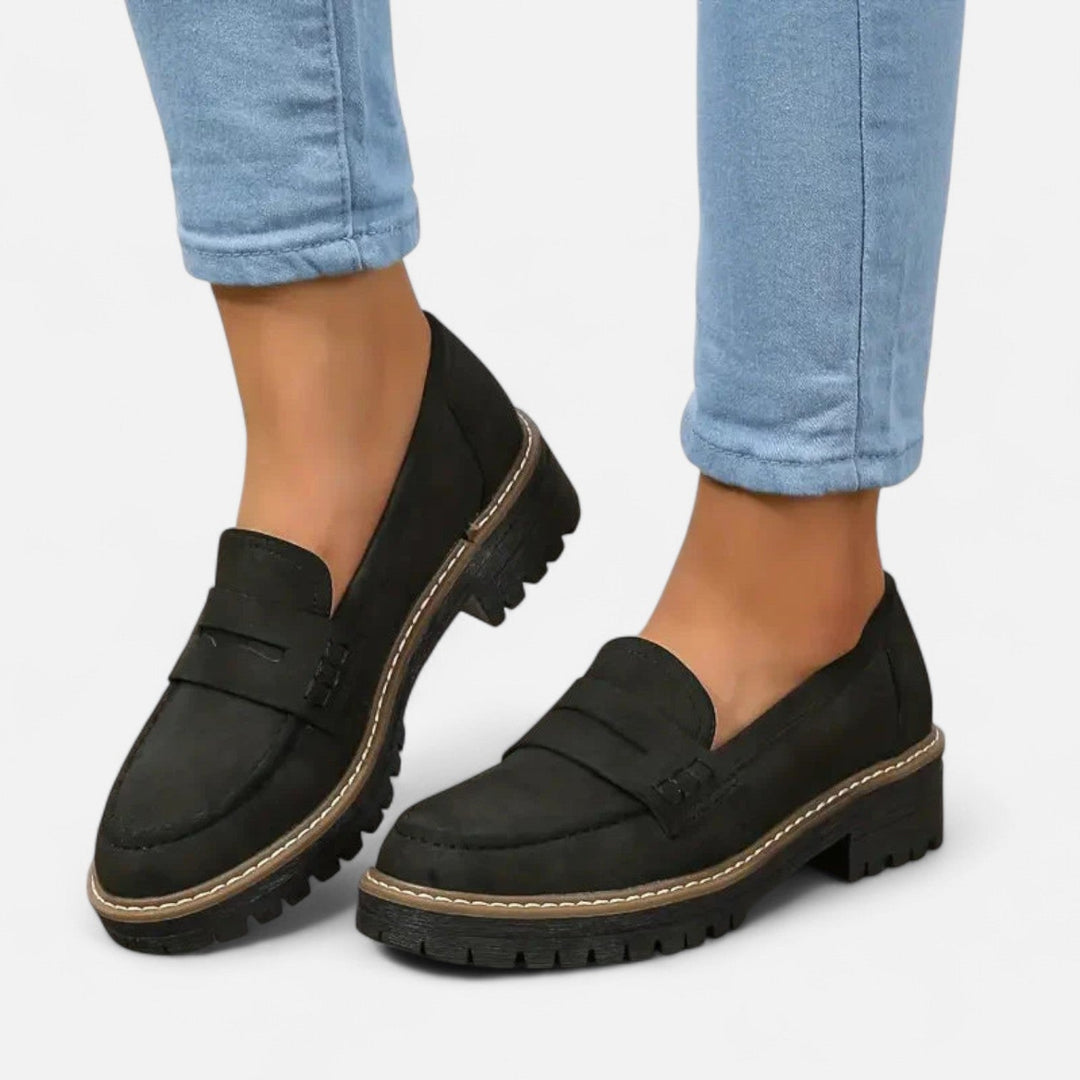 Robuste Sohle der Damen Komfortschuhe mit effektiver Stoßdämpfung für optimalen Gehkomfort.