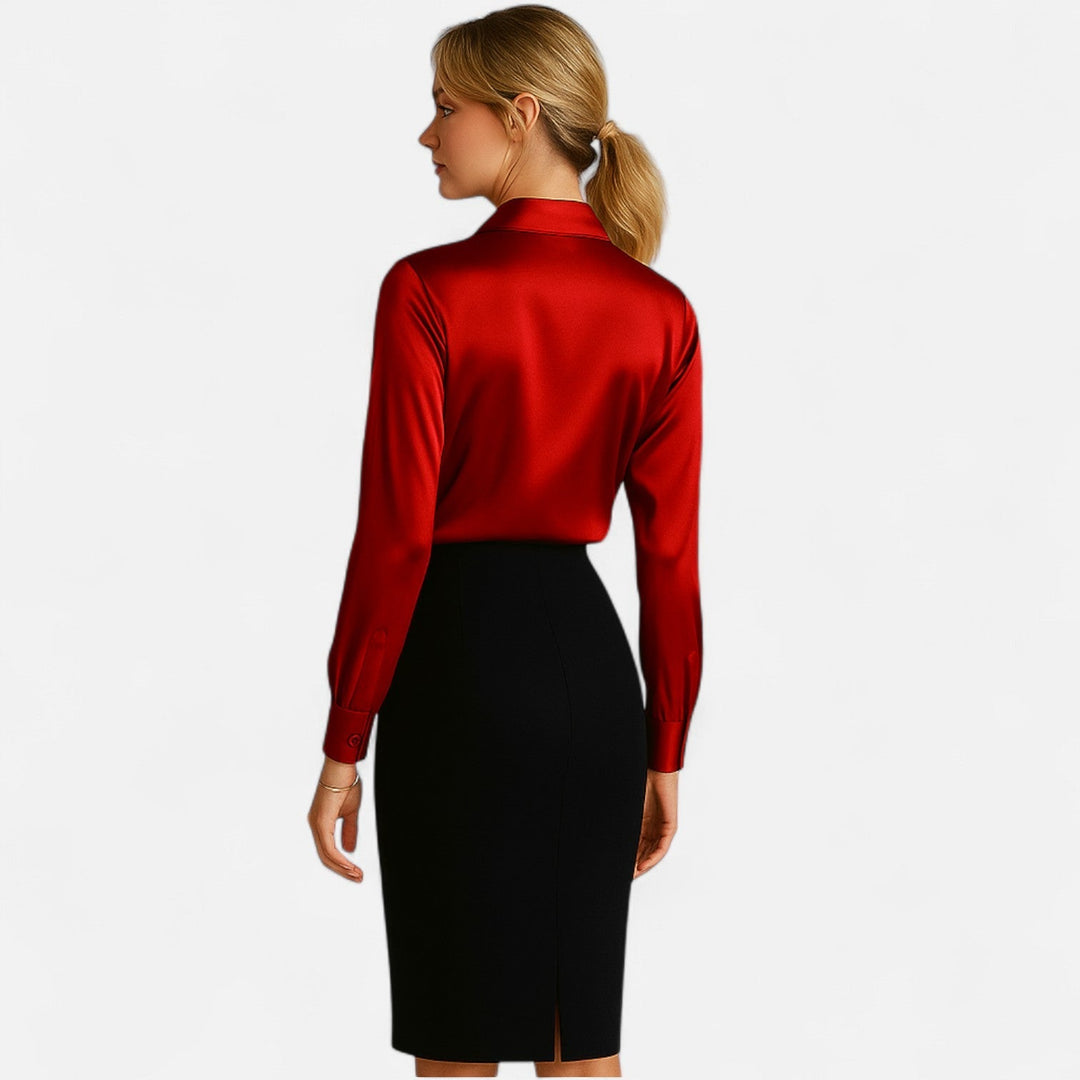 Frau trägt Clara Elegante Langarmbluse. Schicke Sommerbluse für Damenmode, ideal für festliche Events.