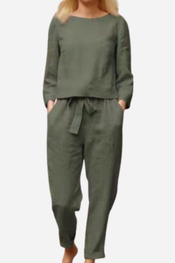 Damen Set in Weiß präsentiert an einem Model