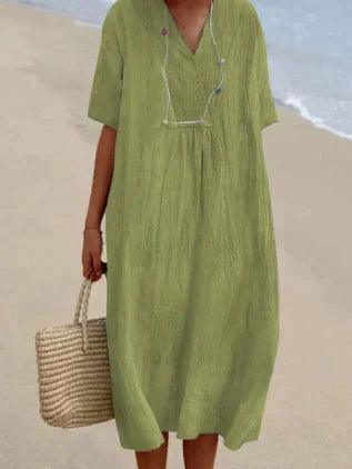 Bequemes Sommerkleid für Damen mit V-Ausschnitt & kurzen Ärmeln. Lockere Passform, ideal als Freizeit- oder Strandkleid.