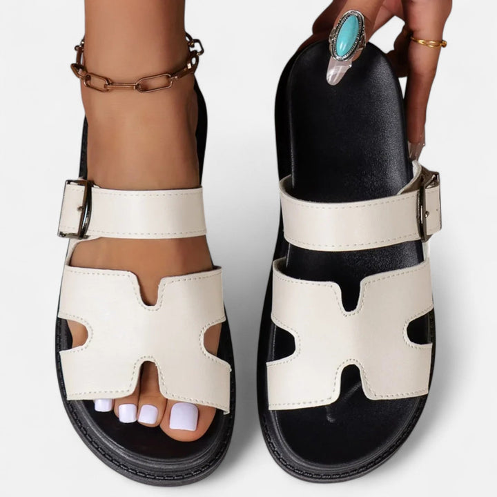 Stilvolle Damen Freizeitschuhe, getragen beim Spaziergang, bieten optimalen Halt & Bequemlichkeit.
