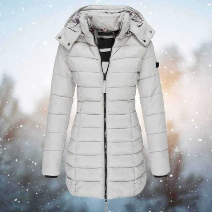 Damen Winterjacke in Schwarz, Nahaufnahme des Materials und der wärmenden Kapuzenverarbeitung