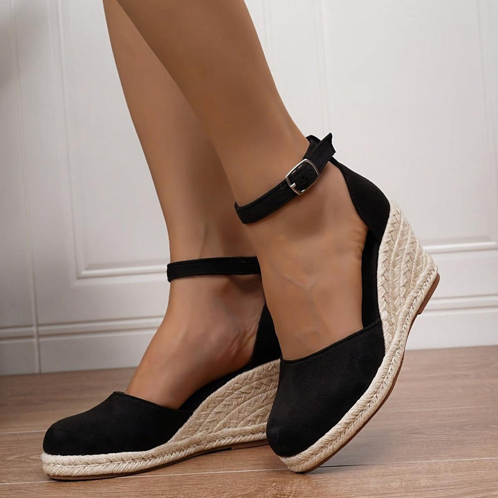 Schwarze Damen Sandalen mit Keilabsatz und Knöchelriemen am Fuß