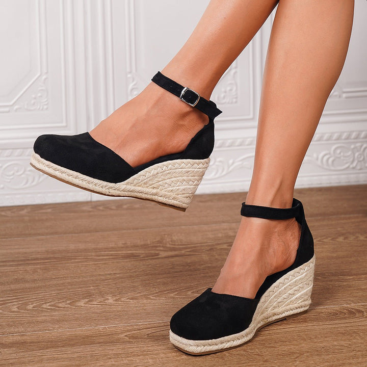 Schwarze Keilabsatz-Sandalen für Damen, Obermaterial und verstellbarer Riemen im Detail
