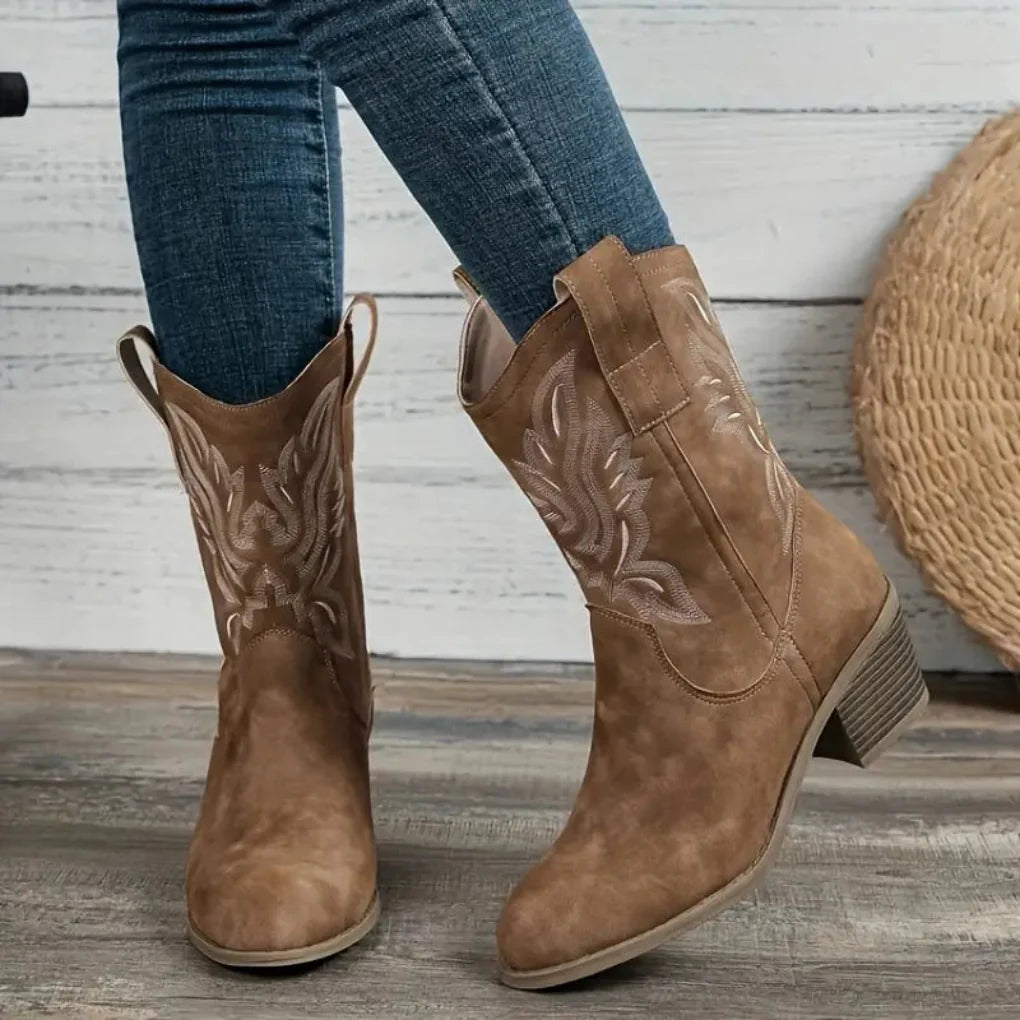 Damen Western Stiefel in Karamell mit aufwendiger Stickerei kombiniert mit Jeans