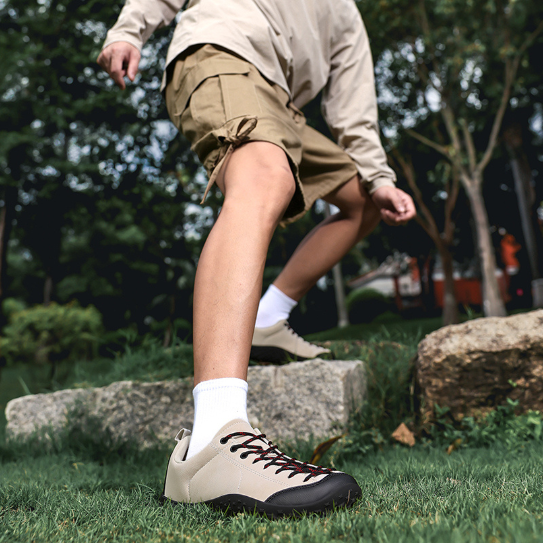 Wasserdichte Herren Trekking- und Outdoor-Schuhe von oben mit Fokus auf Sohle und Schnürung