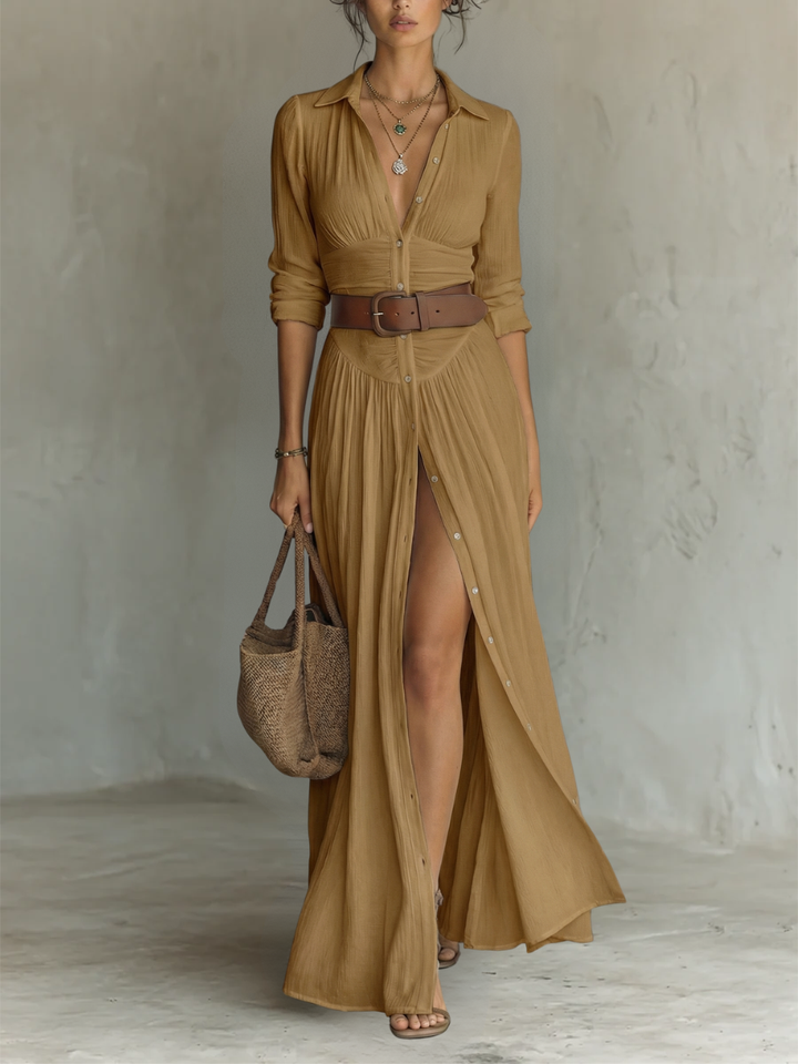Detailansicht der Knopfleiste und des Kragens am Abendmode Maxikleid