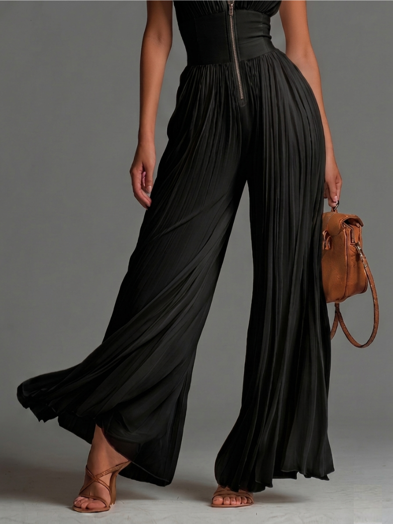 Fliessender Stoff und weites Bein des eleganten schwarzen Overalls