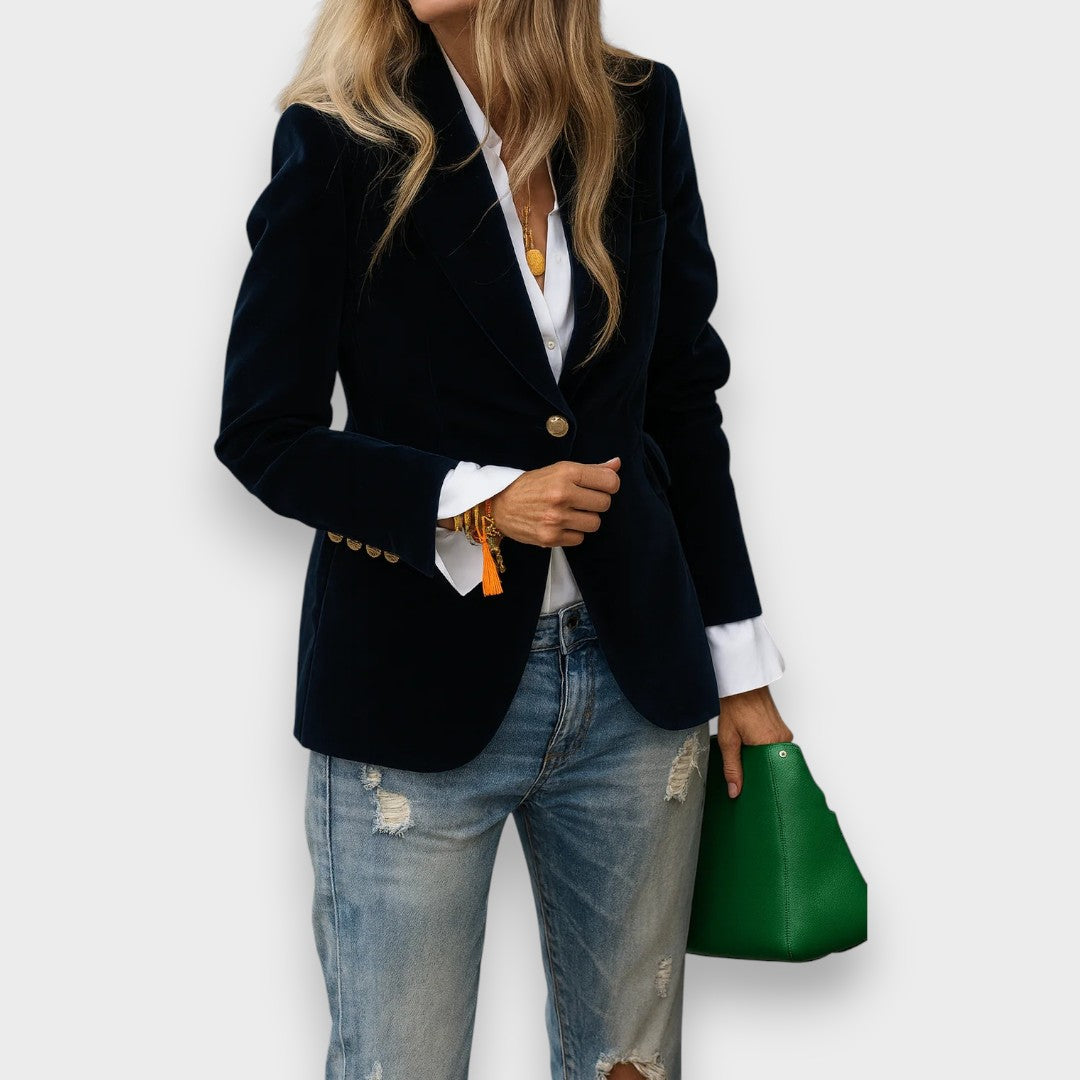 Damen Blazer in Schwarz kombiniert mit weißer Bluse und Jeans