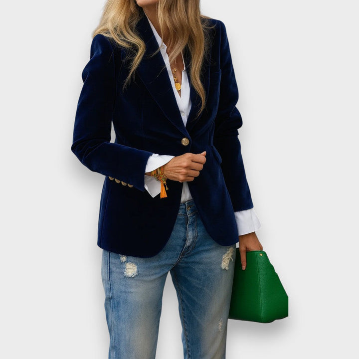 Damen Blazer in Dunkelblau getragen mit weißer Bluse und Denim