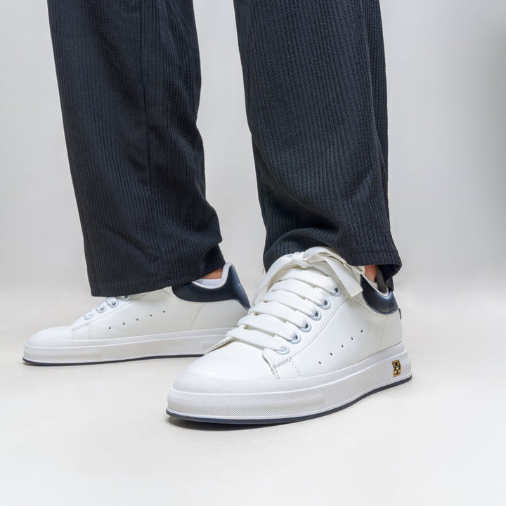 Moderne Freizeitschuhe für Herren: unsichtbare Erhöhung & optimaler Tragekomfort.
