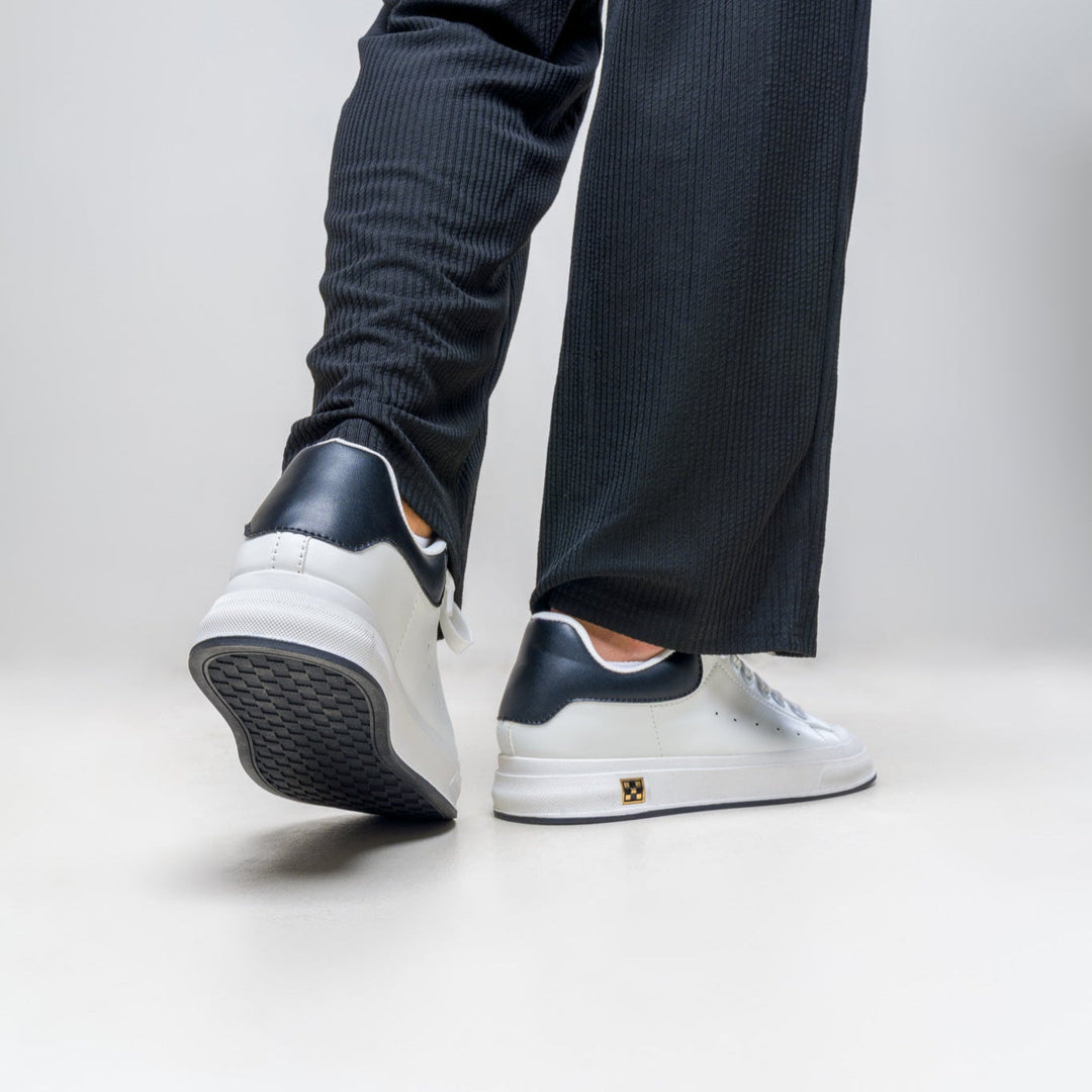 Detailansicht der ergonomischen Sohle von Herren Freizeitschuhen mit Höhenerhöhung.