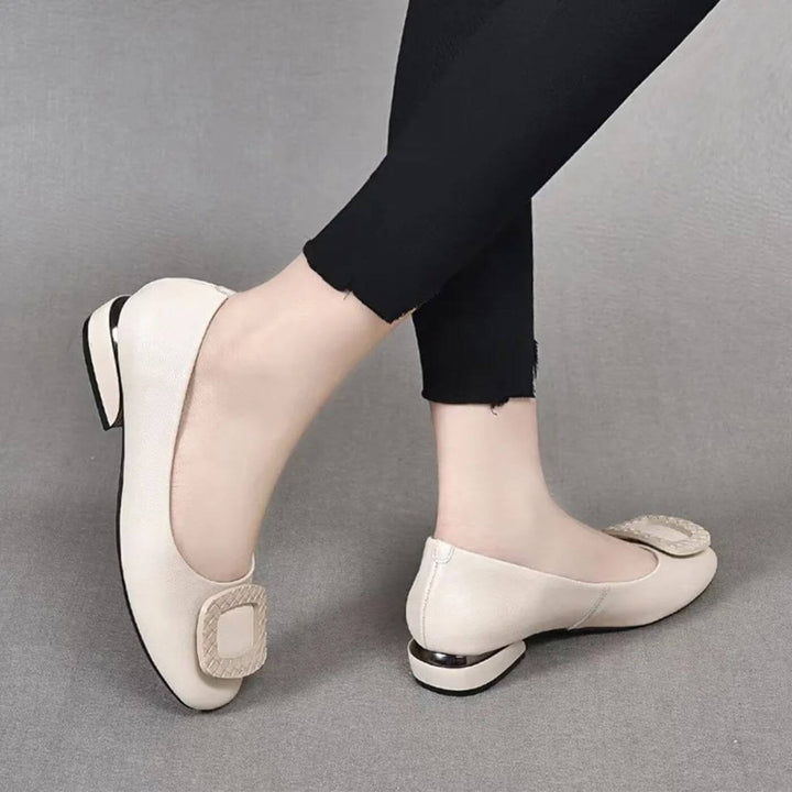 Beige orthopädische Freizeitschuhe für Damen im Tragebeispiel