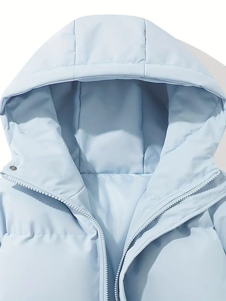 Stilvolle Damenmode: Wintermantel mit hohem Kragen und Kapuze