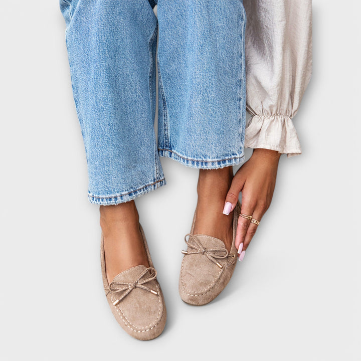 Damen Mokassins beige kombiniert mit Jeans und Bluse für eleganten Freizeit-Look