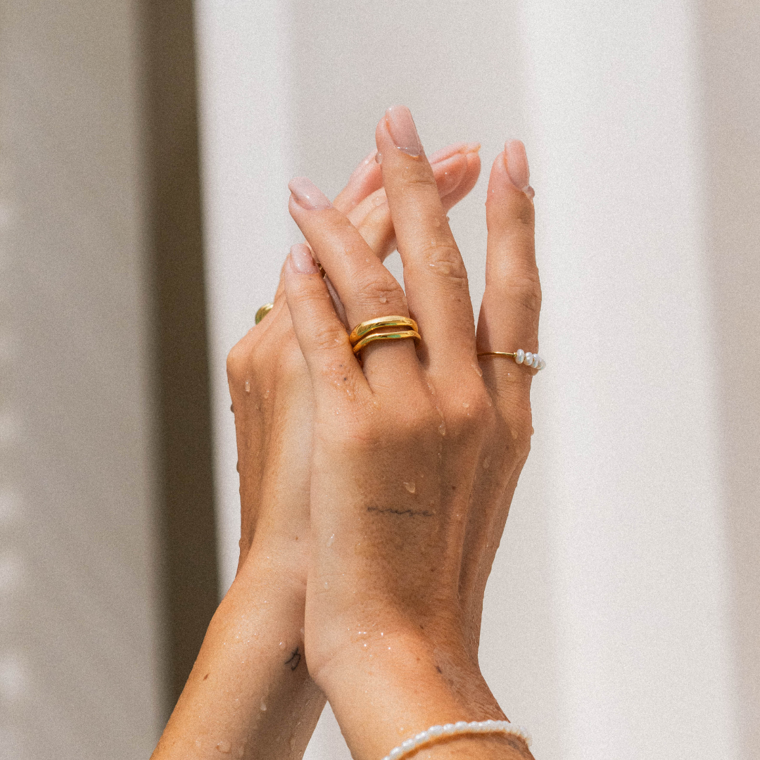 Goldener Ring für Damen minimalistisch und modern kombiniert