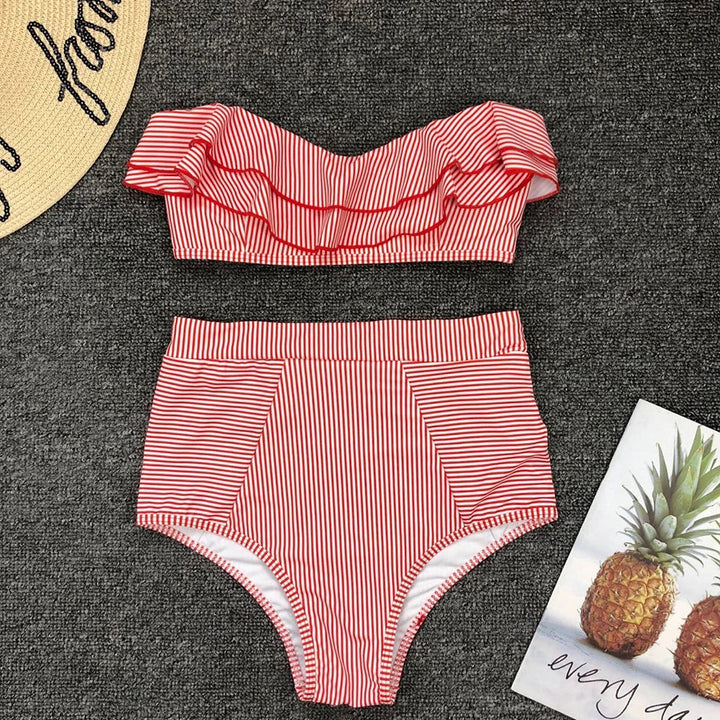 Moderner Damen Bikini: Gestreiftes Bandeau-Top mit Rüschen, High-Waist Hose und Push-Up. Ideale Bademode.