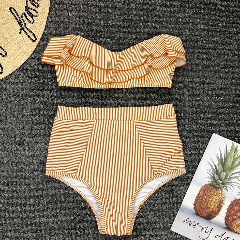 Gestreifter Damen Bandeau Bikini zweiteilig, High-Waist Höschen und Push-Up Oberteil. Für sommerliche Bademode.