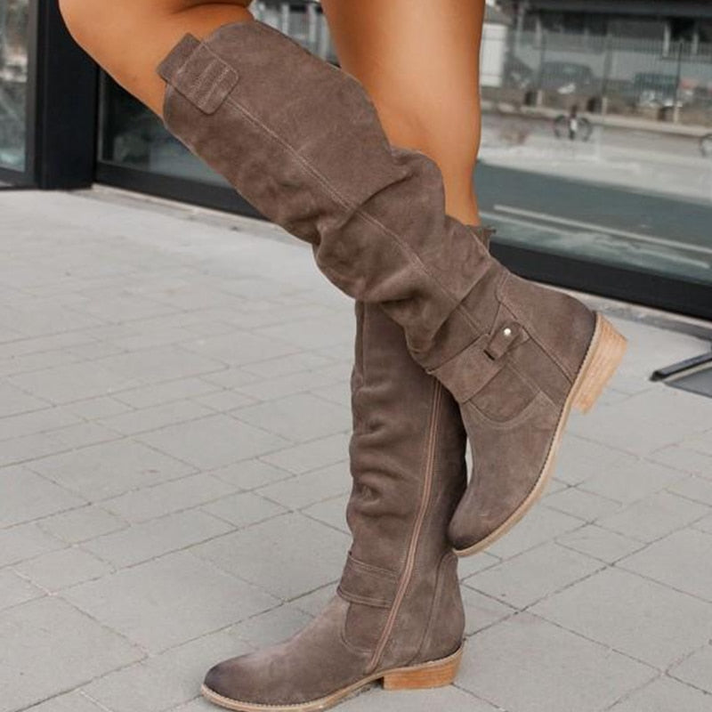 Elegante Damenstiefel in Braun, stilvoll kombiniert für einen modernen Look