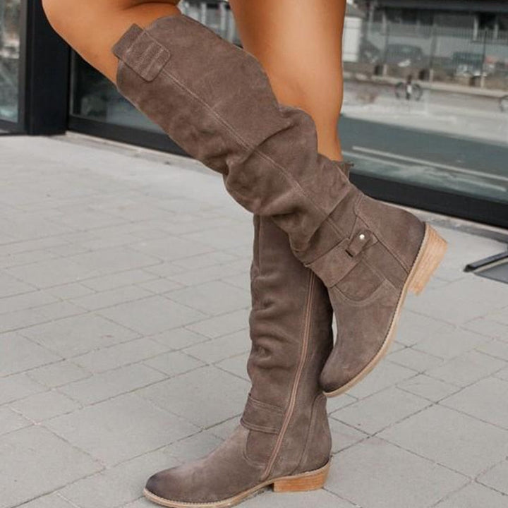 Elegante Damenstiefel in Braun, stilvoll kombiniert für einen modernen Look
