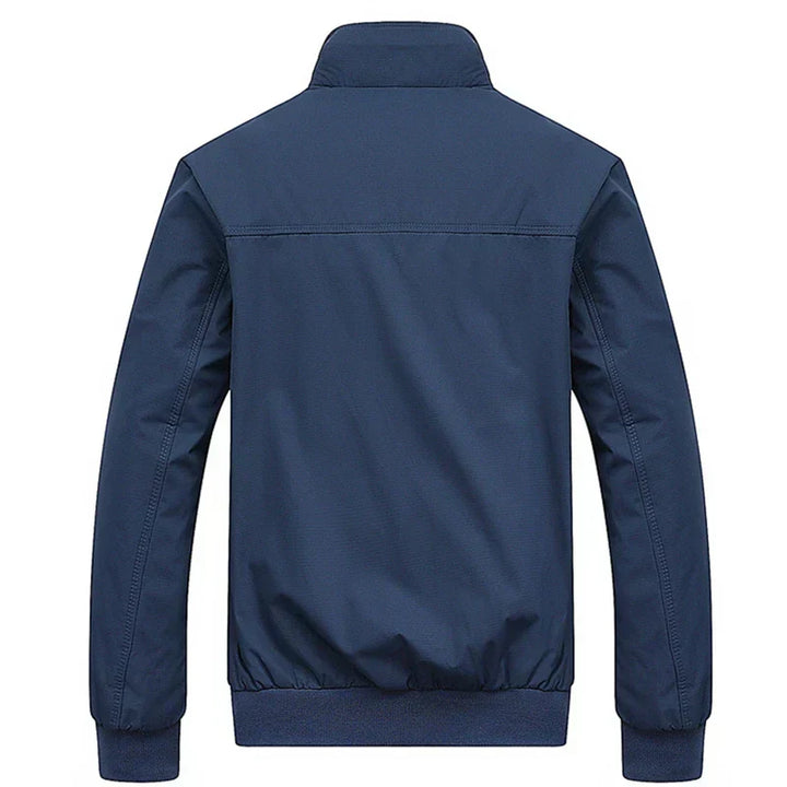 Rückansicht der blauen Herren Freizeitjacke für die Übergangszeit