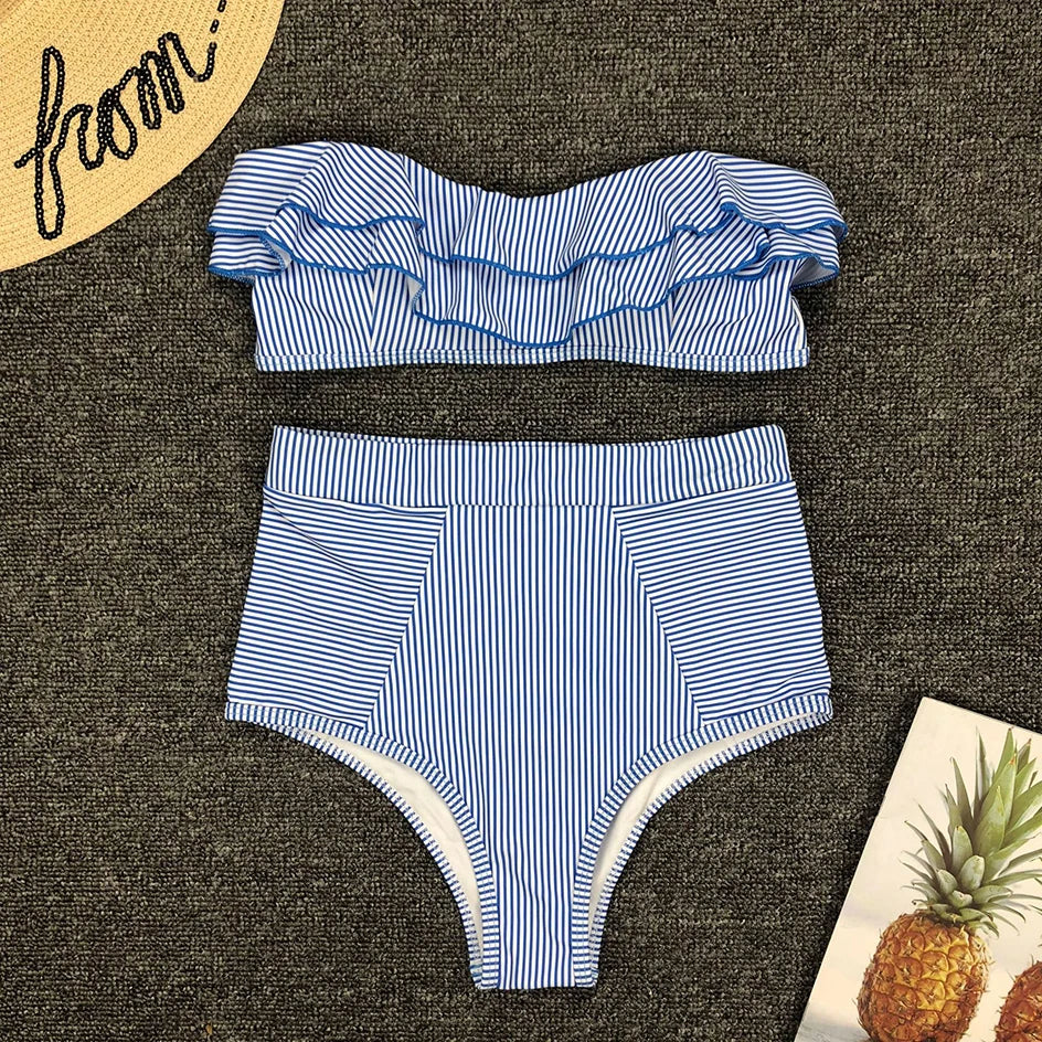 Komfortabler Damen High-Waist Bikini mit gestreiftem Bandeau-Top, Push-Up Effekt & verspielten Rüschen.
