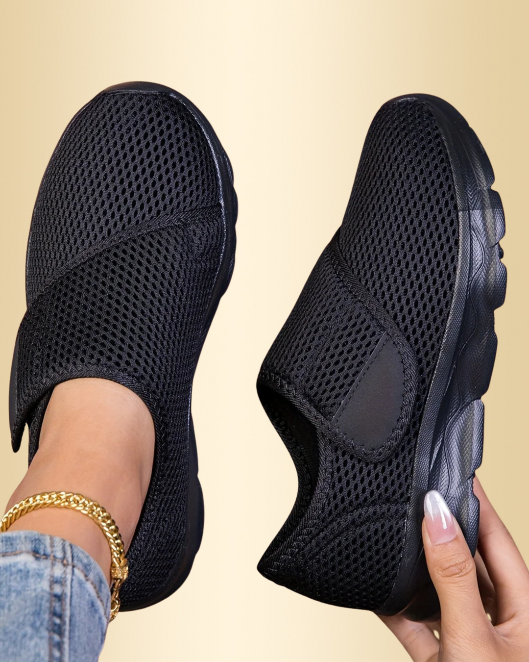 Damen Slip-On Sneaker in Schwarz mit verstellbarem Riemen und schwarzer Sohle