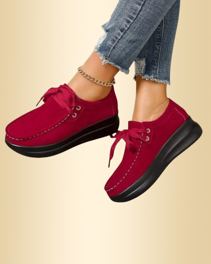 Rote Damen Sneakers mit Schnürung und dicker schwarzer Sohle