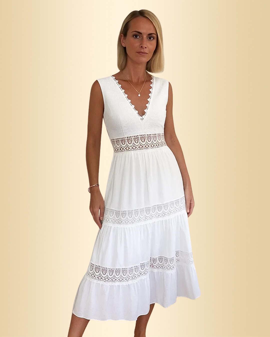 Weißes Damen Sommerkleid mit V-Ausschnitt, tailliertem Stufenrock & eleganter Spitze. Perfekt für Freizeit & Strand.