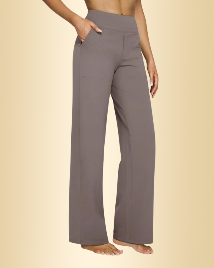 Damen Freizeithose in Taupe mit hoher Taille und Seitentasche im Freien präsentiert