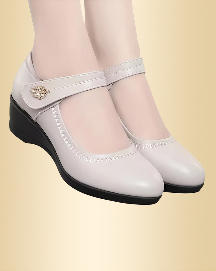 Beige Damen Keilabsatz Schuhe mit dekorativer Schnalle an der Riemen