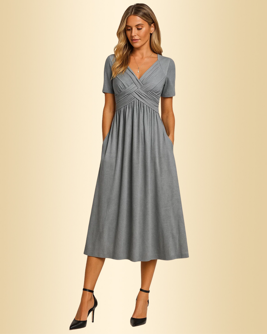 Damen Midikleid in Grau mit V-Ausschnitt und A-Linien-Schnitt vor neutralem Hintergrund