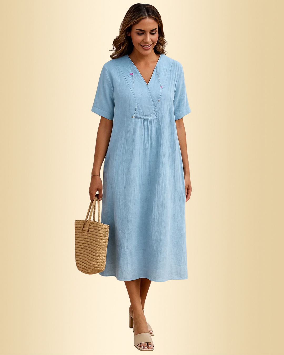Damen in einem hellblauen gemusterten Sommerkleid mit lockerer Passform und Tasche