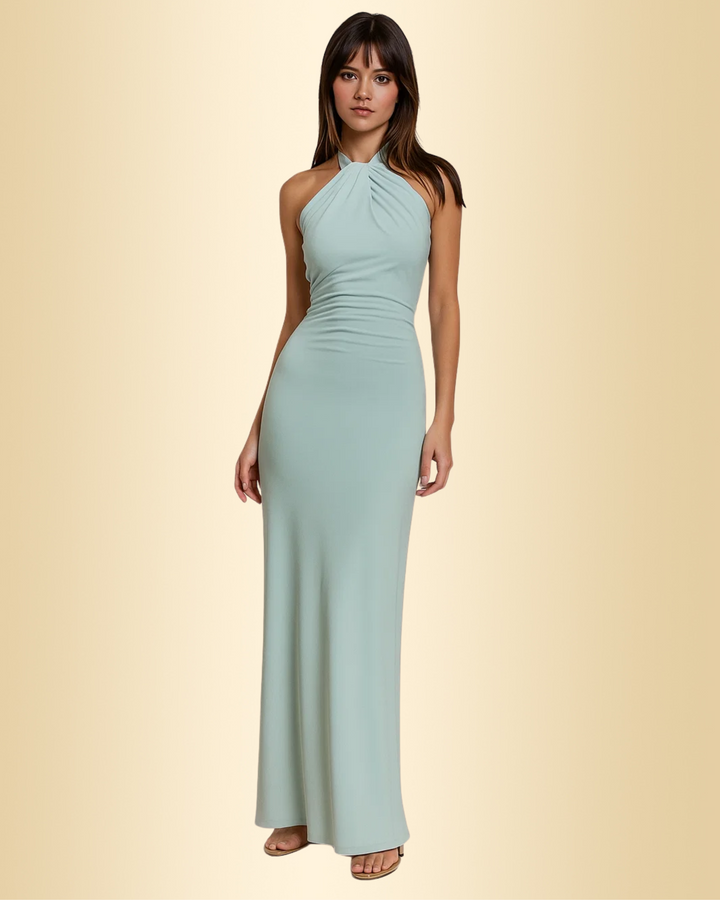 Damen Maxikleid in Hellblau mit Neckholder vorne präsentiert von Model