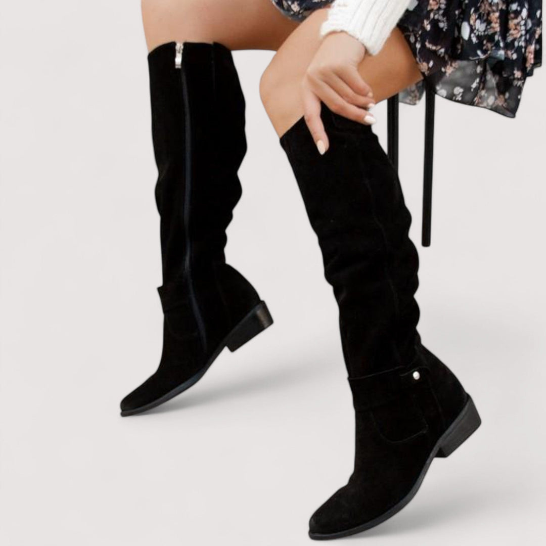 Schwarze Damen Winterstiefel mit seitlichem Reißverschluss getragen
