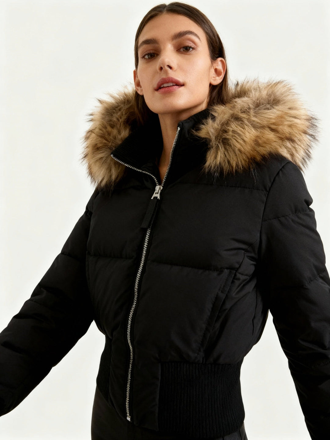 Elegante Damen Steppjacke in Schwarz mit abnehmbarer Kapuze für stilvolle Wintertage. Warm & bequem.