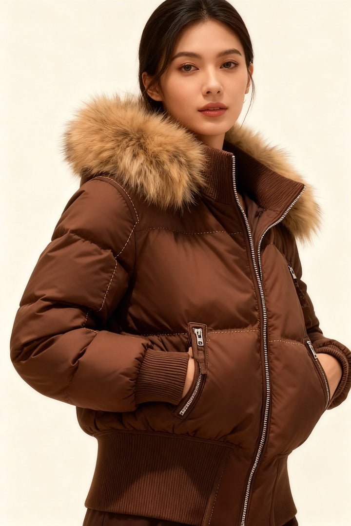 Stilvolle weiße Damen Winterjacke, warm gefüttert. Perfekt für Wintermode & Freizeit, mit abnehmbarer Kapuze.