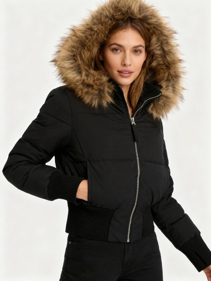 Braune Damen Steppjacke, elegant und warm. Ideal für kalte Tage. Mit praktischer abnehmbarer Kapuze.