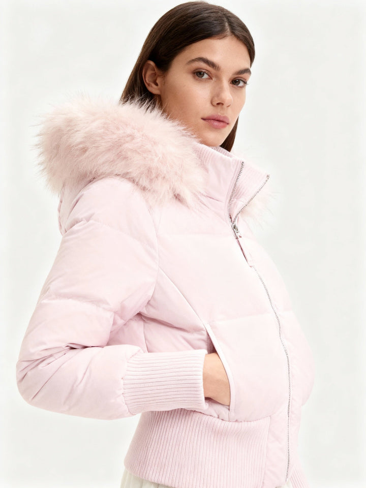 Warme Damen Steppjacke in Schwarz-Weiß, ideal für Wintermode. Stilvoll & bequem mit abnehmbarer Kapuze.