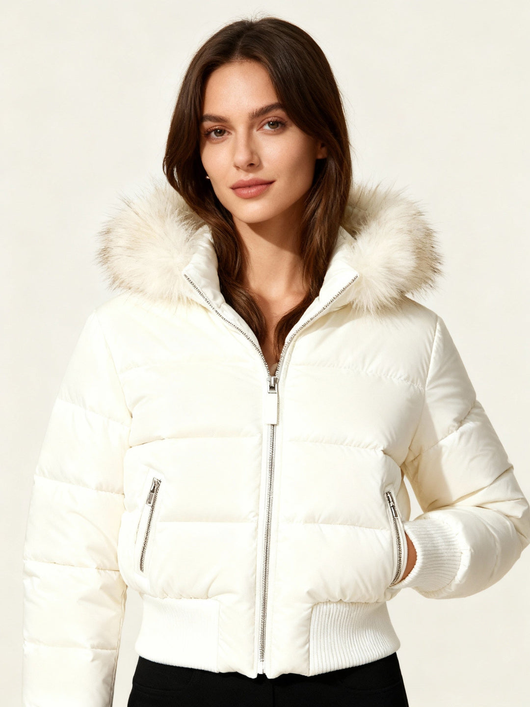 Elegante Damen Steppjacke in Braun. Warme Winterjacke mit abnehmbarer Kapuze, perfekt für kalte Tage.