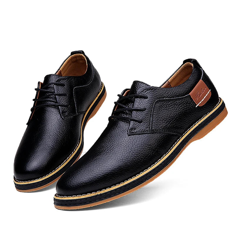 Paar schwarze elegante Herrenschuhe mit feinen Nähten
