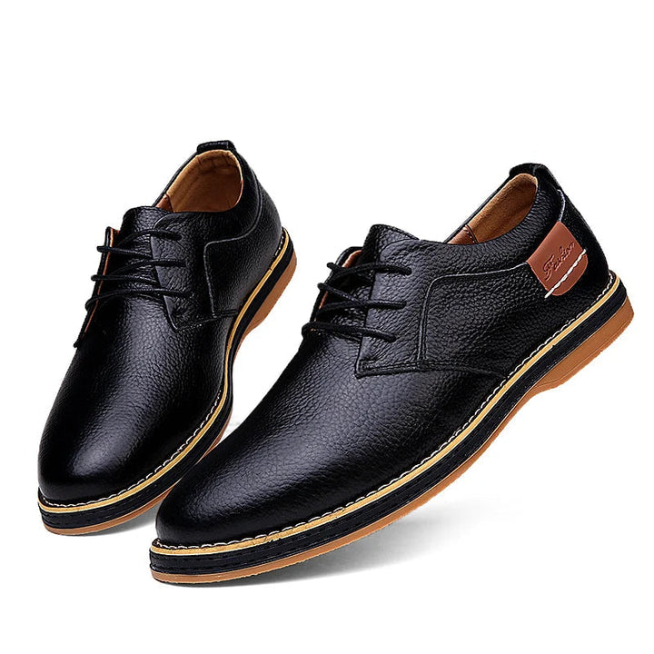 Paar schwarze elegante Herrenschuhe mit feinen Nähten