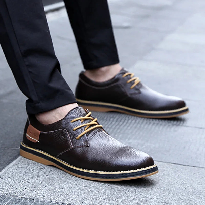 Braune Herren Business Schuhe getragen zur Anzughose