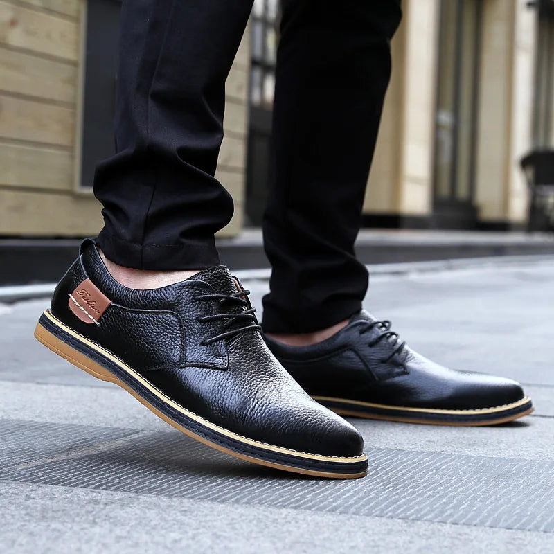 Klassische Herren Business Schnürschuhe in edlem Schwarz von der Seite