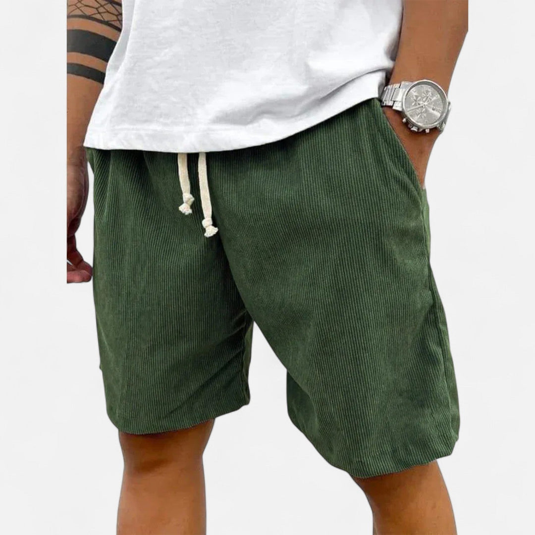 Detailaufnahme Herren Shorts: Klassischer Bund und Taschen der Sommerhose für einen gepflegten Look.
